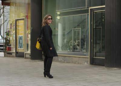Sono cats, modebewusste frau vor einem modernen geschäft, elegante kleidung, stylishter auftritt, mode, stadt, shopping, trendige mode, urbaner stil, city life, sophie, modegeschäft, urban fashion, stadtleben, shopping spree.
