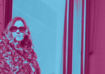 Frau mit Sonnenbrille in pink-blauem Farbfilter vor futuristischem Hintergrund, stilvoll und modern, mit Fokus auf Mode und Lifestyle, ideal für kreative Mode- und Lifestyle-Bilder.