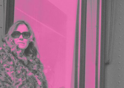 Stylische Frau in Sonnenbrille und Leo-Mantel, urbaner Look, modern und confident, Mode-Influencerin, Streetstyle, Modefotografie, trendbewusst, Modeblogger, Atmosphäre der Stadt, Modeporträt, Lifestyle-Fotografie, Mode-Statement, Modetrends 2023, Sono Cats.de.