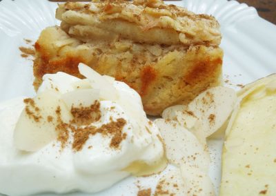 Saftiger Apfelkuchen mit cremiger Vanillecreme und Zimtstreuseln, ideal für Kaffee und Kuchen, perfekt für die kalte Jahreszeit, hausgemacht, perfekte süße Nachspeise.