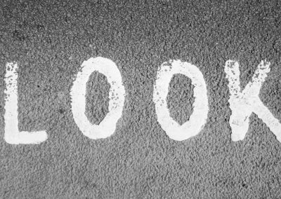 Lackiertes Wort "Love" auf Asphalt in weiß, symbolisiert Liebe und Verbindung.