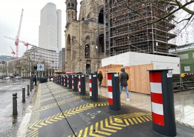 Moderne Skyline und Bauarbeiten am Berliner Dom, Scaffolding und Kunst in urbaner Umgebung, im Regen, mit Verkehrssicherungsmarkierungen, Schildern und Passanten, die die historische Kirche im Zentrum Berlins umgeben.