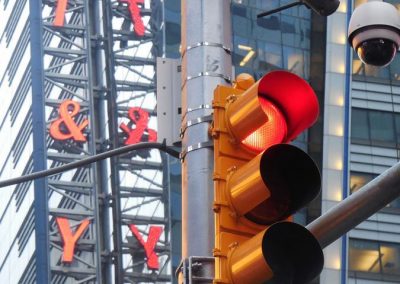 Rote Ampel in städtischer Umgebung, urbane Verkehrsführung, moderne Stadtarchitektur, Verkehrsmanagement in der City, Cityverkehr in Sekunden, Verkehrssignalsteuerung, urbane Infrastruktur, modernes Stadtbild.