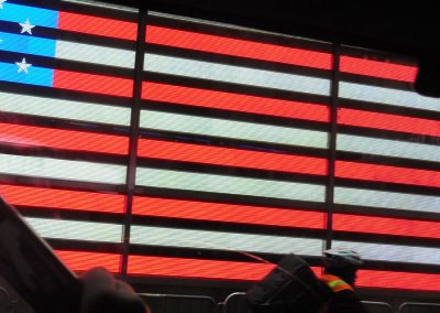 Flagge der Vereinigten Staaten auf einer LED-Wand bei einer Veranstaltung.