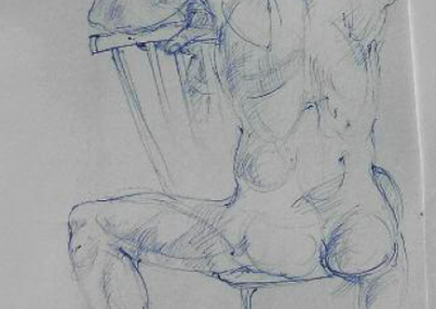 Ein handgezeichnetes Kunstwerk eines nackten menschlichen Körpers in Blau, das die Anatomie und Haltung betont. Perfekt für Kunstliebhaber, Anatomie-Studien und kreative Skizzen.