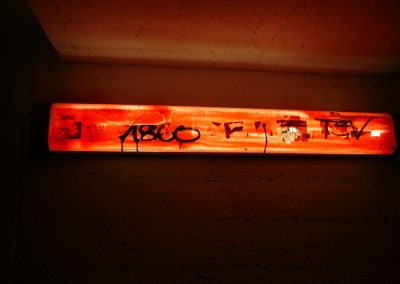 Künstliches Neonlicht mit Graffiti, urbane Streetart, rotes Licht, kreative Wanddekoration, modern Streetstyle, urbane Kunst, Graffiti-Design, beleuchtete Wandkunst, stylisches Lichtdesign, künstlerische Lichtinstallation.