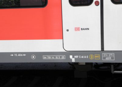 Schienentransportwagen mit DB-Bahnsystem, Nahverkehr, technische Details, Nahverkehrszug, Zugtechnik, Industrie- und Bahntechnik, Schienentransport, moderne Zugtechnik, Bahnindustrie, Fernverkehrsfahrzeug.