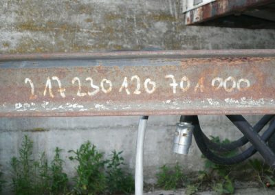 Eindeutige Metallnummer auf einer rostigen Stahlträger, industrielle Kennzeichnung, industrielle Metallelemente, Sonocats Branding, industrielle Umgebung.