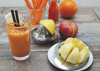 Saftiger Karotten-Orangen Zitronen-Ingwer-Drink, frische Zutaten, gesunde Smoothies, Vitaminreiche Erfrischung, natürliche Fruchtsäfte, Sommer Getränke, Detox Drinks, vitaminreiche Ernährung, gesunde Ernährung, colorful fruit juice, fresh fruits and vegetables, healthy lifestyle.