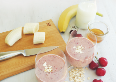 Bananen-Joghurt-Smoothie mit Kirschen und Haferflocken, ideal für einen gesunden Start in den Tag.
