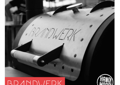 - Hochwertiger BBQ Smoker von Brandwerk, aus Edelstahl mit handgefertigtem Design, ideal für Barbecue-Events und Grillpartys.