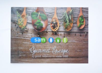 Frischer Kräuter und Gewürze auf Holzteller, Gourmet Escape Buch, leckere Rezepte, Küchenzubehör, gesunde Ernährung, stylisches Kochbuch, elegante Gestaltung, hochwertiges Food-Baar, kulinarische Inspiration, Smarte Küchenaccessoires.