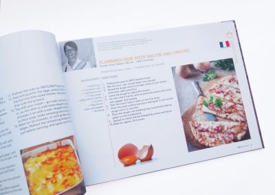 Knoblauch Zwiebel und Speck Flammkuchen Rezept, Seite aus dem Kochbuch von Sono Cats, mit Foto des fertig gebackenen Flammkuchens, ideal für Blog, Website oder Kochbuch SEO.