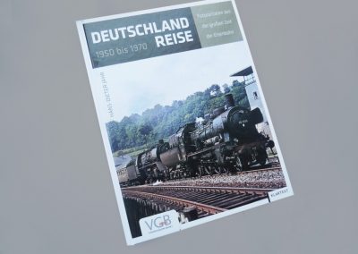 Alte deutsche Eisenbahn-Fotografie, Still eines schwarzen Dampflokomotive auf Schienen, historische Reise durch Deutschland 1950-1970.