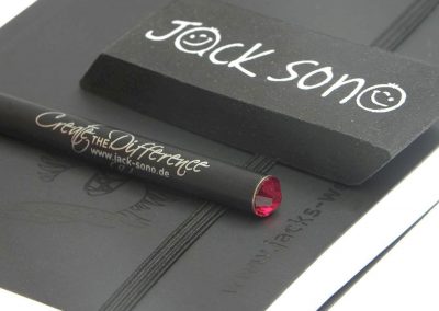 Jack-Sono Schreibstift mit rotem Kristallkopf und personalisierter Gravur.