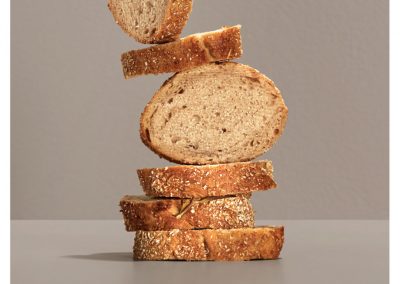 Knusprige Brotscheiben stapeln, Brot vom Bäcker Kaiser, Nahaufnahme, Frisches, abwechslungsreich belegtes Brot, handgemacht, Geschmackvoll, perfekte Brotauswahl, Bäckerei, gesunde Ernährung, Genuss, Backkunst, Brotsorten, Frühstück, Snack, Bäckerqualität.
