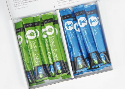 Bio Tee Verpackung, grün und blau, mit natürlichen Tee-Sorten in praktischer Box – perfekt für bewusste Genießer und Teeliebhaber.