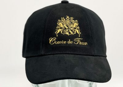 Black Cap mit goldener Stickerei der Hohenzollern-Krone und dem Text "Conde de Thurn" für Hunde-Accessoires und exklusive Mode.