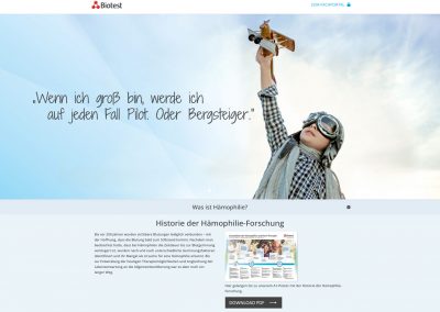 Himmlischer Nachwuchs: Kind mit Flugzeugspielzeug im Flugzeughelm, Spaß und Abenteuer für Kinder, Flugzeugmodell für Kinder, Spielzeug, Kinderträume, fantasievolles Kinderspiel, kindgerechtes Flugzeugspielzeug.