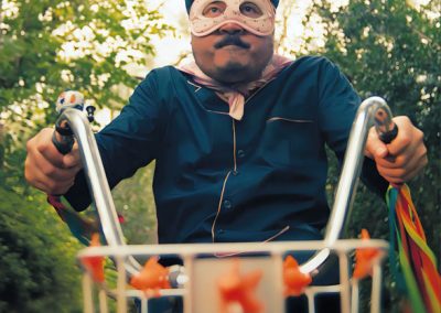 ResMed Werbebanner mit Fahrradfahrer im Wald, fördert Schlafqualität und Energie, Fokus auf Schlafcoaching, Schlafanalyse, Sleep Super Powers, für bessere Erholung und Gesundheit.