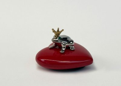 Hochwertiger silberner Hirsch-Anhänger mit goldfarbenem Geweih auf rotem Stein, elegantes Schmuckstück, Handgefertigt, perfektes Accessoire für Tierliebhaber und Schmuckliebhaber.