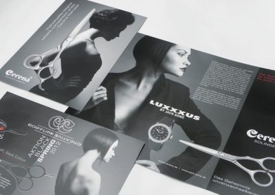 Hochwertige Friseurscheren und Beauty-Tools Werbeplakate für professionellen Friseurbedarf und Haarstyling.