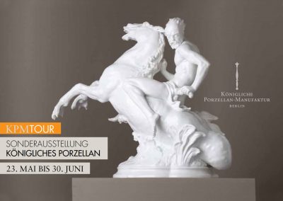Porzellan Skulptur "Königliches Porzellan", detailreiche weiße Figur mit Pferd und Reiter, Ausstellungsankündigung KPM Tour Berlin, Kunst und Design, exklusive Porzellan-Kunstwerke, elegante Ausstellungsinformation.
