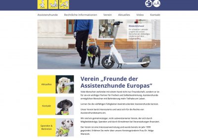 Schutzhund mit Blindenführhunde-Hund und E-Scooter, assistierende Tierassistenz, barrierefreie Unterstützung für Menschen mit Behinderung, inklusive Begleithund, Hilfehund in Aktion, tiergestützte Assistenz.