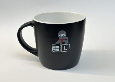 Schwarz-Tasse mit Ninja-Design und Spielstein-Motiven - Perfekt für Katzenliebhaber und Sammler von einzigartigem Geschirr.