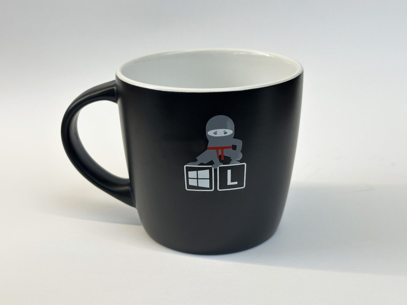 Schwarz-Tasse mit Ninja-Design und Spielstein-Motiven - Perfekt für Katzenliebhaber und Sammler von einzigartigem Geschirr.