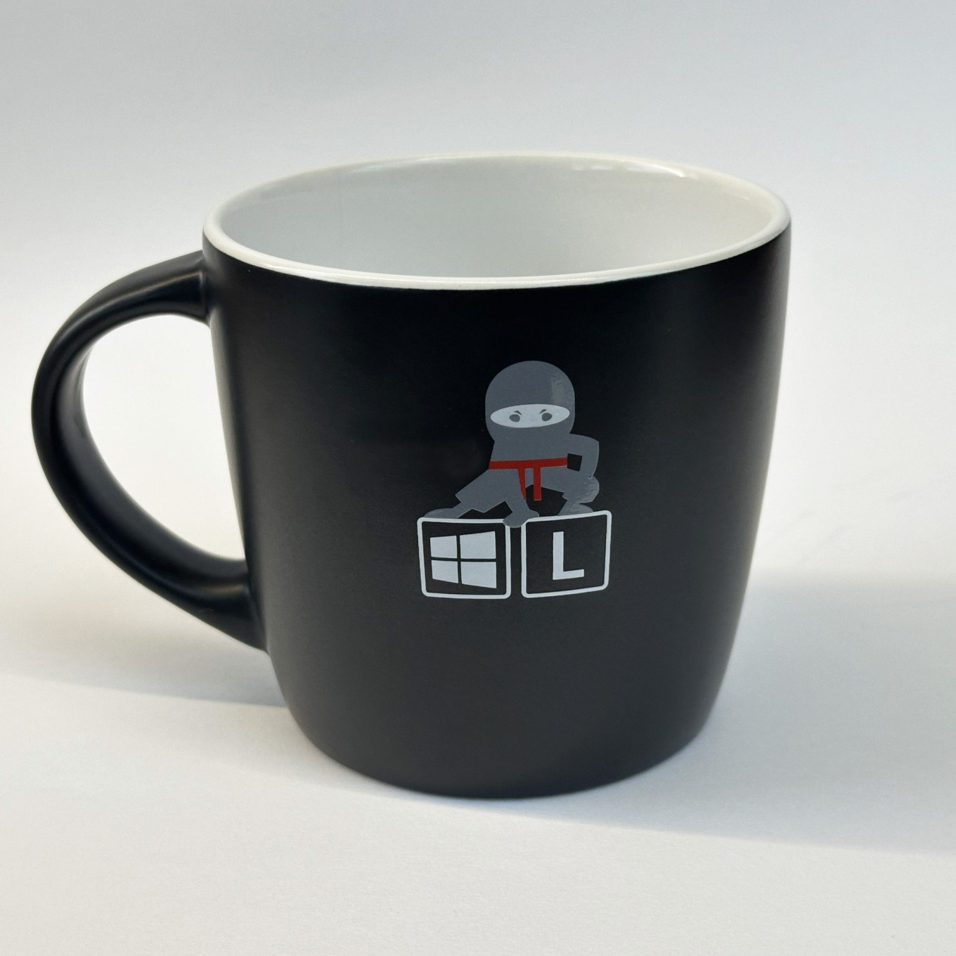 Schwarz-Tasse mit Ninja-Design und Spielstein-Motiven - Perfekt für Katzenliebhaber und Sammler von einzigartigem Geschirr.