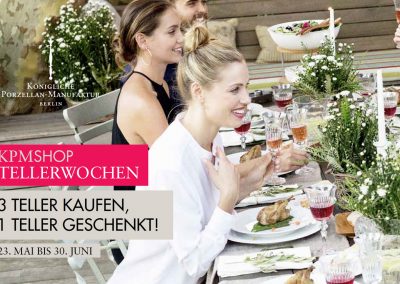 Junge Frauen feiern festliches Abendessen bei Tisch im Garten mit Blumen und Kerzen, passendes Bild für Event- oder Partybilder, Hochzeits- oder Familienfeiern.