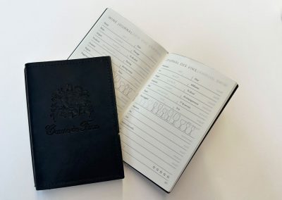 Stylische Wein-Journal mit Lederhülle im schwarzen Design, perfekt für Weinliebhaber und Weinenthusiasten. Hochwertiges Weinbuch für Weinkritiken, Verkostungen und Weinbeschreibungen.