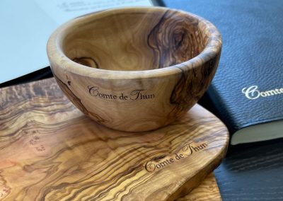 Feuerschale aus Holz mit graviertem Text "Comte de Thun", handgefertigt aus edlem Holz, perfektes Dekorationsstück für Garten und Terrasse. Hochwertige Verarbeitung, einzigartiges Design, langlebig und ästhetisch.