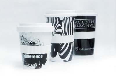 Papier-Kaffeebecher mit modernen schwarzen und weißen Designs, ideal für Kaffee to-go, kreative Motive, stylisches Branding, trendiges Accessoire für Kaffeeliebhaber, hochwertiger Druck, nachhaltige Becher.