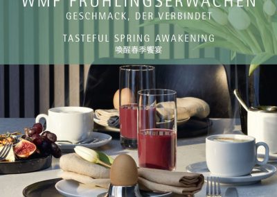 Frühstückstisch mit Tasse Kaffee, Eiern und Fruchtsaft, hochwertig gedeckt bei WMF, festliche Frühlingserwachen Dekoration, stilvoll, modern.