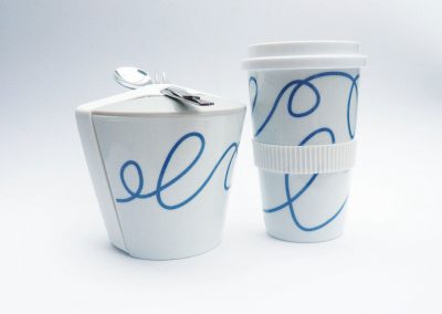 2. Hochwertige To-go-Becher mit blauem Linienmuster, ideal für Kaffee und Getränke unterwegs.